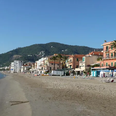 Apartment Nuovo Con Posto Auto A 50 Mt Dal Mare Alassio